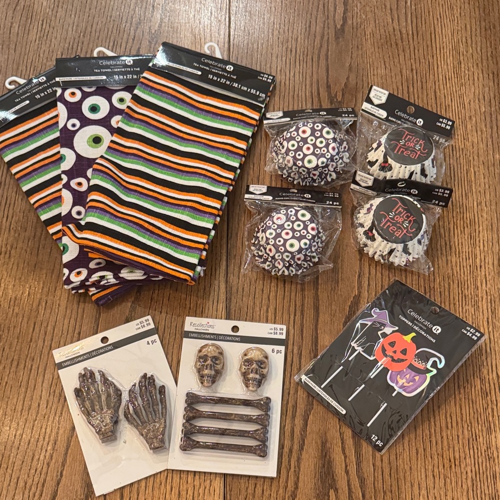 Recollections Halloween Decor Set with Stripes and Skulls